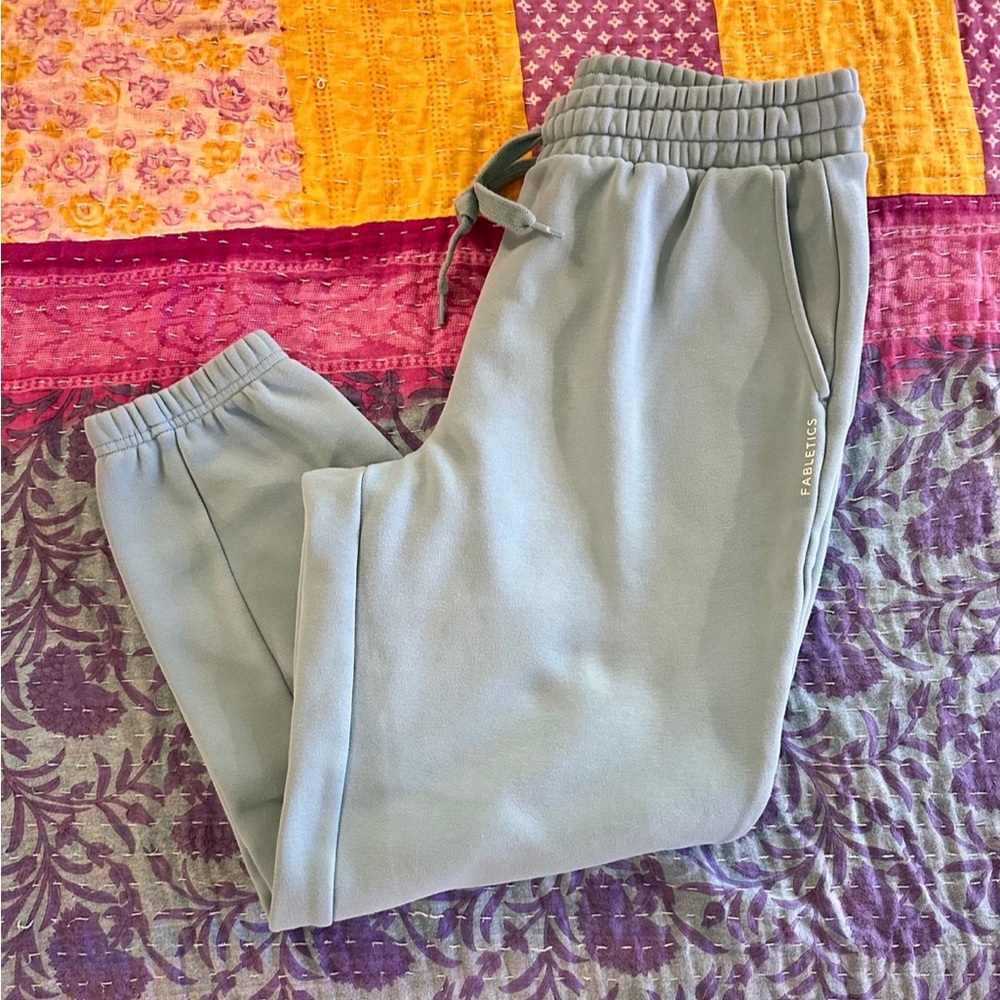 Fabletics women’s cozy fleece go to sweatpants! SO COMFY! Light blue, Large